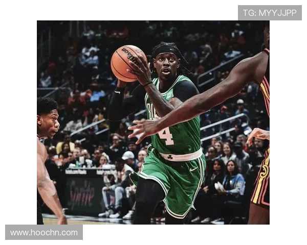 霍勒迪突破吸引防守精准分球 穆雷接球空位三分稳稳命中 霍勒迪突破吸引防守精准分球 穆雷接球空位三分稳稳命中