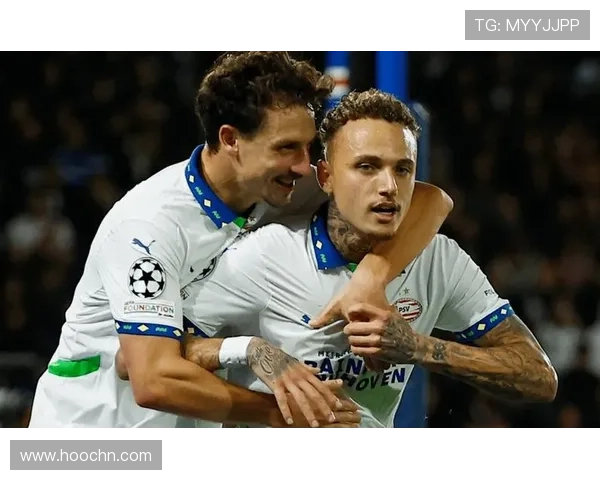 巴黎圣日耳曼球迷热烈庆祝李刚仁与阿什拉夫荣获大奖